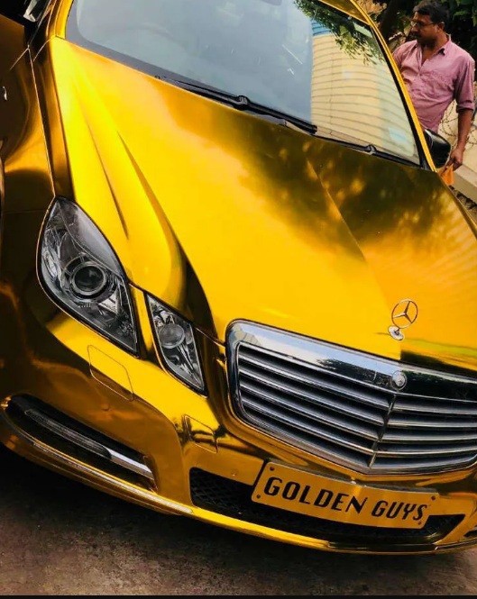 Lóa mắt trước dàn xế hộp dát vàng bóng loáng của người đàn ông mê vàng, xe của Phúc XO vẫn chưa là gì - Ảnh 4. Lóa mắt trước dàn xế hộp dát vàng bóng loáng của người đàn ông mê vàng, xe của Phúc XO vẫn chưa là gì - Ảnh 4.