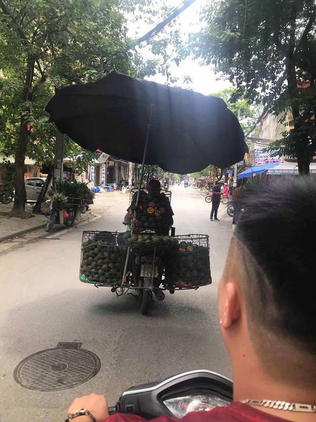 Nhìn người đàn ông đi xe máy với lưng áo ướt đẫm mới thấy thời tiết Hà Nội nóng đến thế nào! - Ảnh 5.