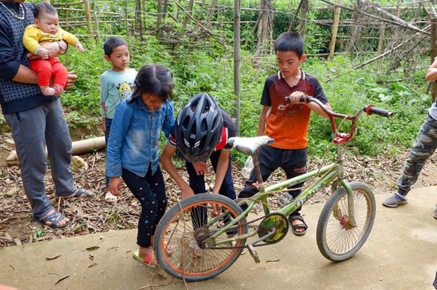Chiếc xe đạp của ‘cậu bé Sơn La’ được trả giá 103 triệu đồng - Ảnh 1.