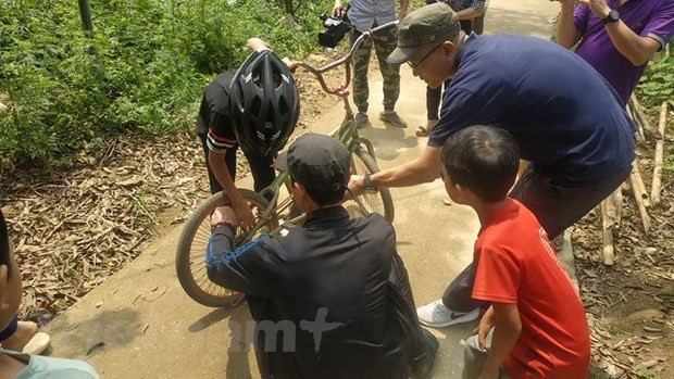 Chiếc xe đạp của ‘cậu bé Sơn La’ được trả giá 103 triệu đồng - Ảnh 2.