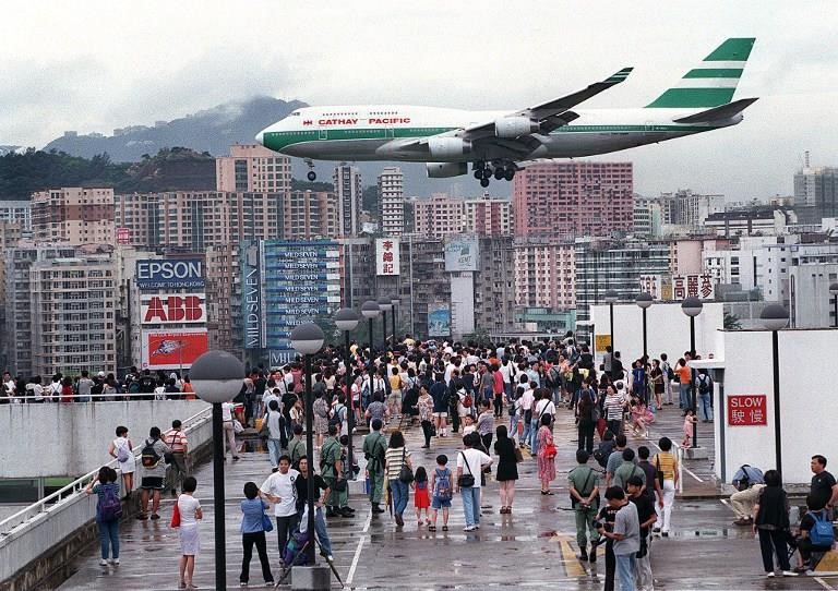 ĐƯỜNG BĂNG SÂN BAY KAI TAK NHÔ RA BIỂN VÀ UỐN LƯỢN