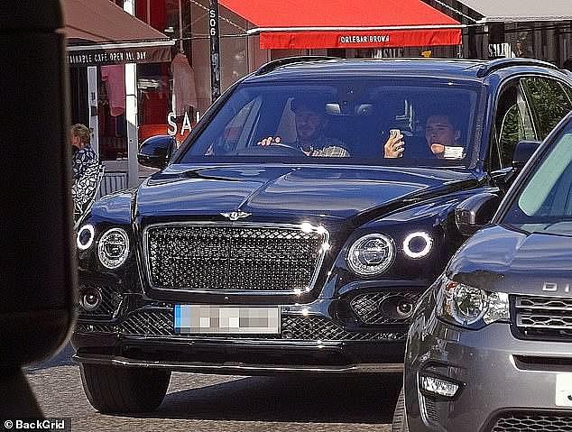 David Beckham bị tước bằng lái 6 tháng vì sử dụng điện thoại khi đang lái xe, rời tòa trên Range Rover - Ảnh 2.