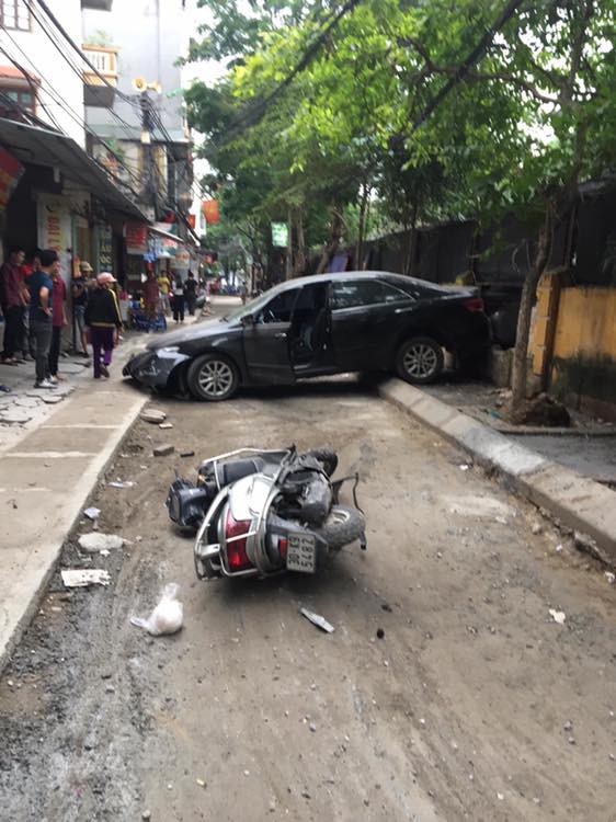 CLIP: Hiện trường vụ nữ tài xế lùi ô tô cán tử vong một người đi xe máy trên phố Hà Nội - Ảnh 3.