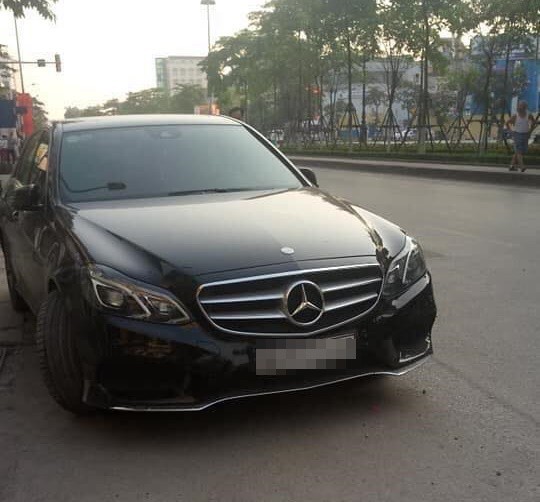  Bỏ xe Mercedes-Benz lên vỉa hè nằm ngủ vật vã cả đêm, người đàn ông khiến ai cũng phải ngoái nhìn - Ảnh 2.