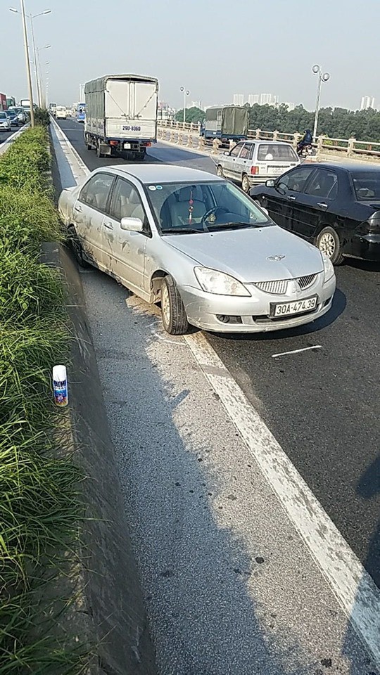 Xe ben tông ô tô con trên cầu Thanh Trì rồi bỏ chạy, tài xế bị đâm đăng đàn truy tìm biển số - Ảnh 1.