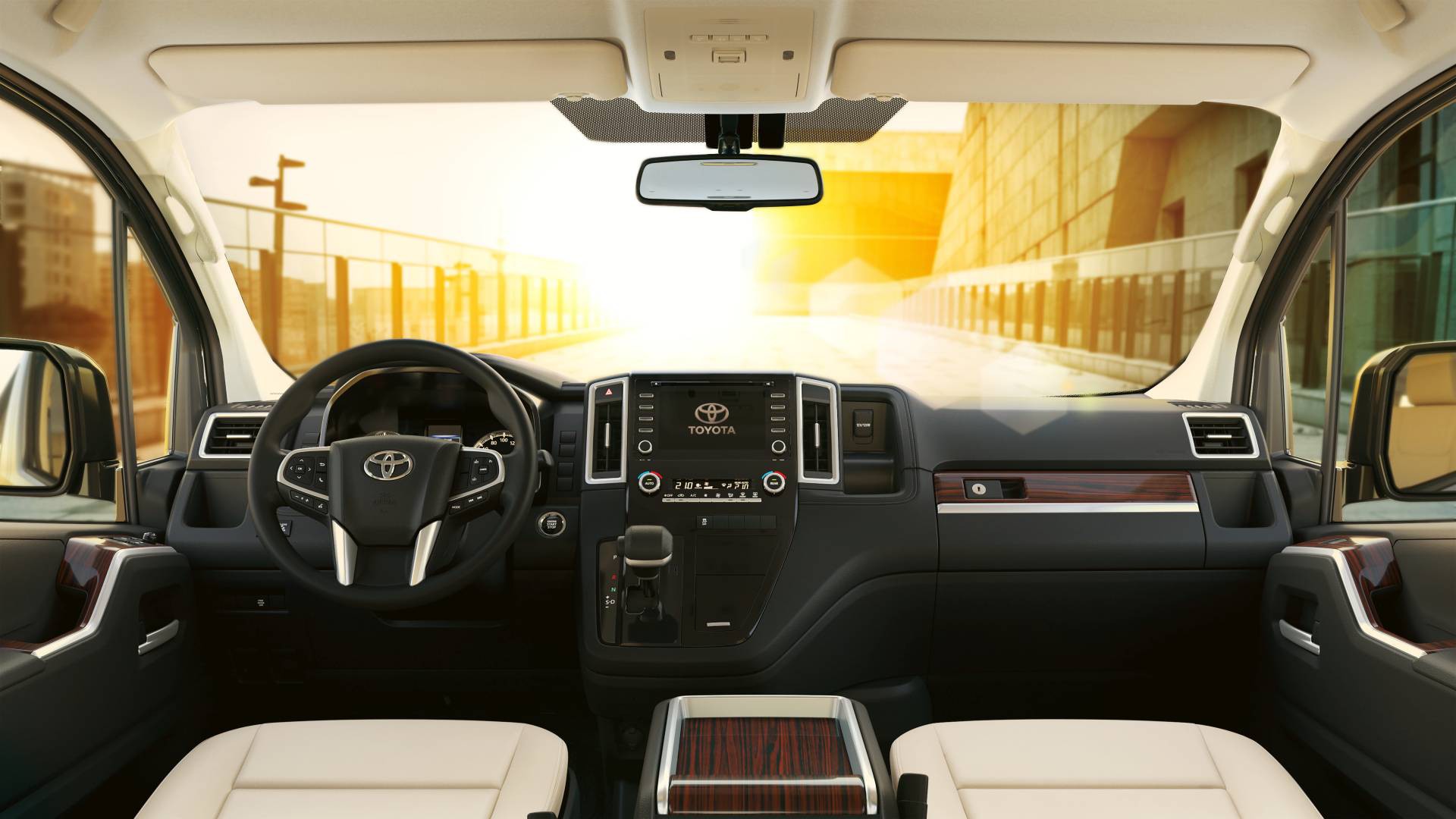 Ra mắt Toyota Granvia - Bản vá sang trọng lên 'cá mập' HiAce