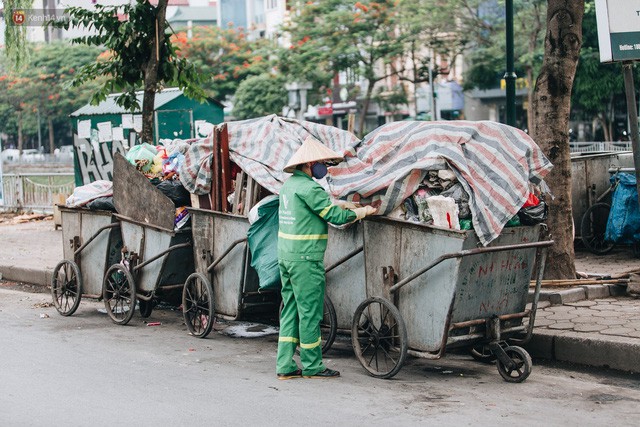 Nhiều tuyến phố ở Hà Nội xuất hiện những ngôi nhà di động cho xe rác - Ảnh 8.