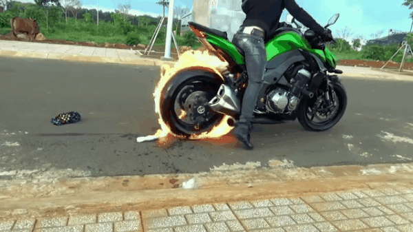 Tay chơi Kawasaki Z1000 tự châm lửa, đốt lốp bằng xăng và cái kết - Ảnh 2.