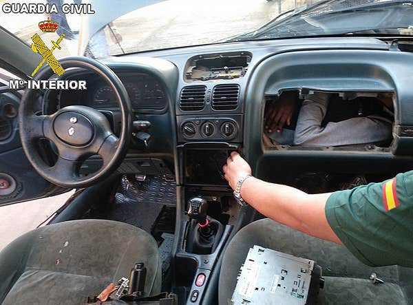 Giấu người trong cốp xe xưa rồi, giờ vượt bi&ecirc;n giờ c&ograve;n trốn v&agrave;o&hellip; hộp đựng găng tay - Ảnh 2.