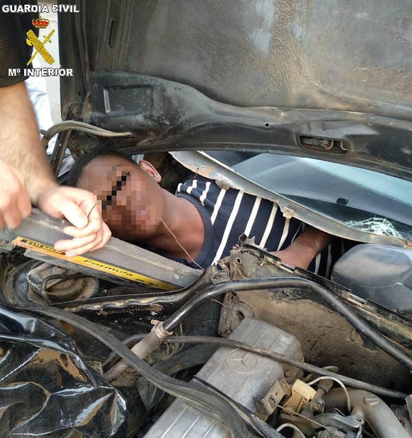 Giấu người trong cốp xe xưa rồi, giờ vượt bi&ecirc;n giờ c&ograve;n trốn v&agrave;o&hellip; hộp đựng găng tay - Ảnh 1.