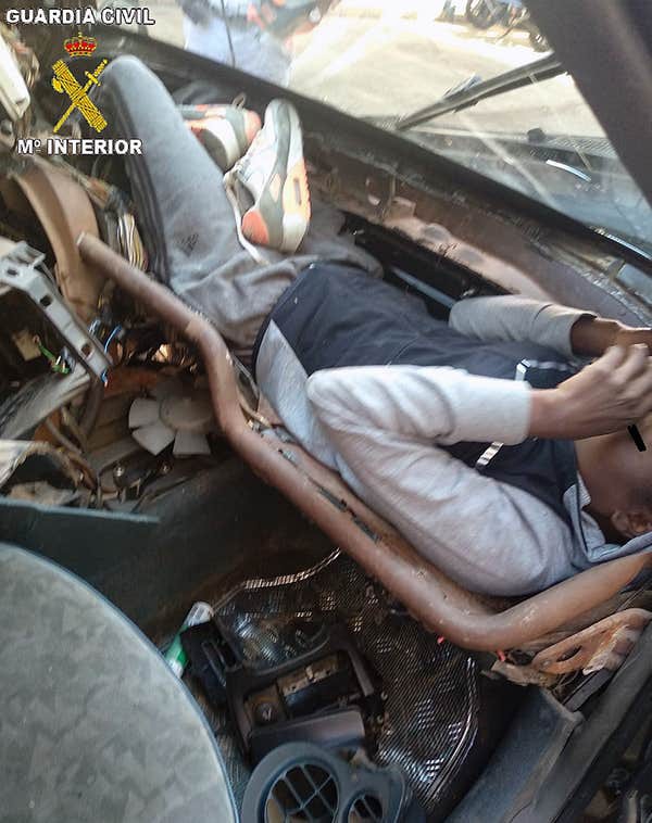 Giấu người trong cốp xe xưa rồi, giờ vượt bi&ecirc;n giờ c&ograve;n trốn v&agrave;o&hellip; hộp đựng găng tay - Ảnh 3.