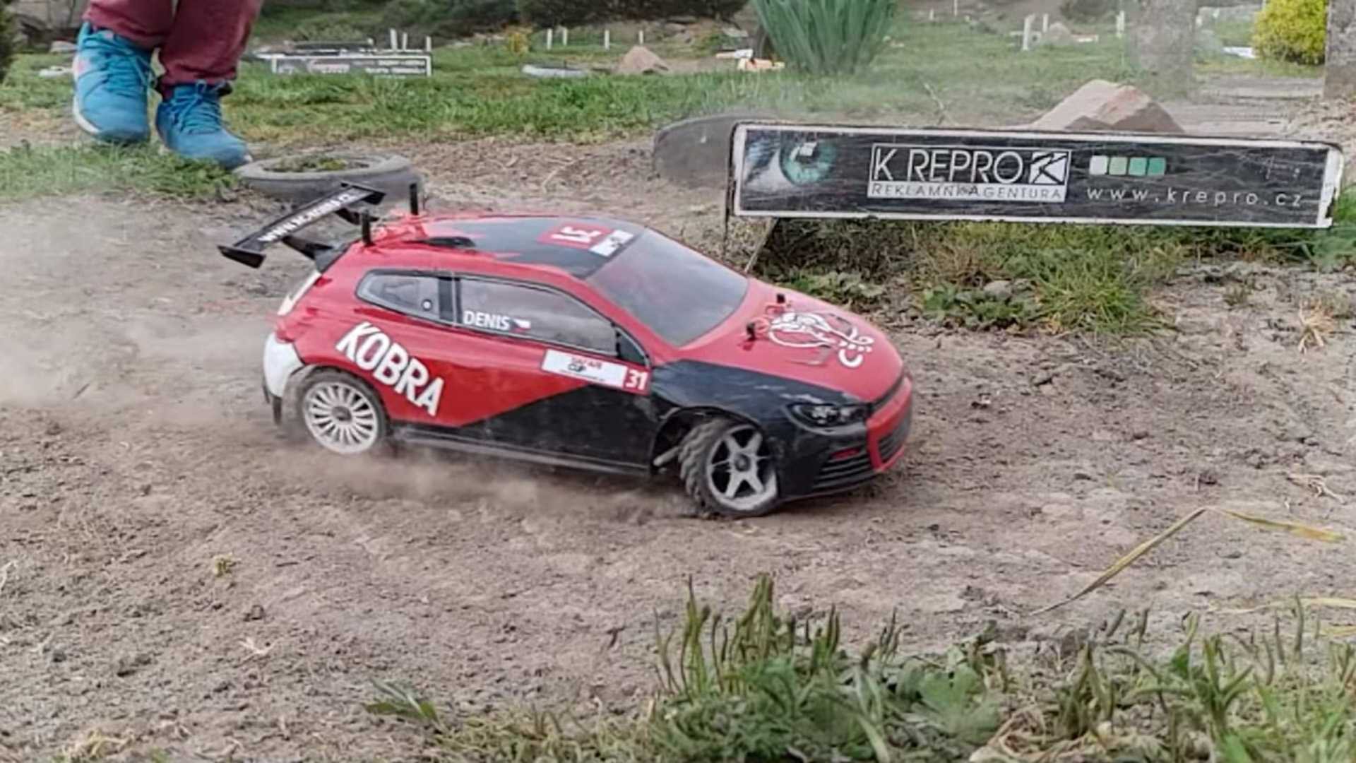 Cuộc đua xe mà phải nhìn kỹ bạn mới phát hiện ra điều bất thường