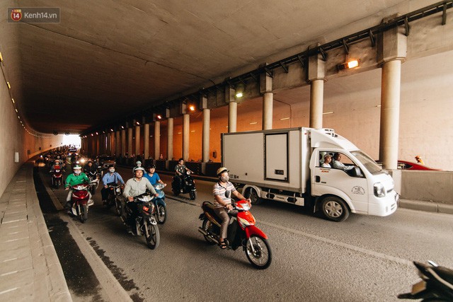 Người dân gặp khó khăn thế nào khi lưu thông qua hầm Kim Liên: Đường dốc và trơn, chạy vào là tay lái chao đảo - Ảnh 13. Người dân gặp khó khăn thế nào khi lưu thông qua hầm Kim Liên: Đường dốc và trơn, chạy vào là tay lái chao đảo - Ảnh 13.