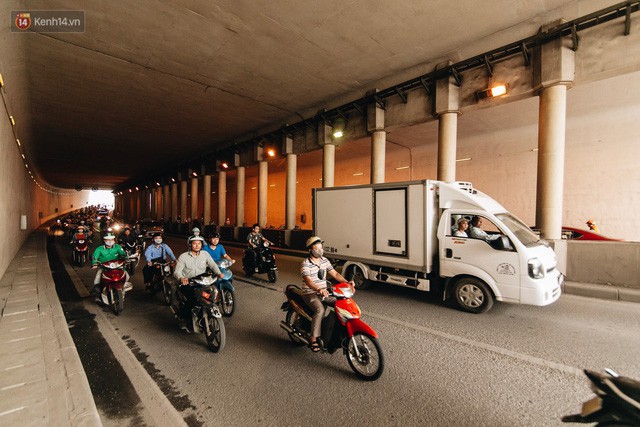 Người dân gặp khó khăn thế nào khi lưu thông qua hầm Kim Liên: Đường dốc và trơn, chạy vào là tay lái chao đảo - Ảnh 13.