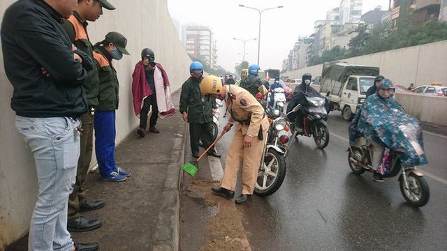 Người dân gặp khó khăn thế nào khi lưu thông qua hầm Kim Liên: Đường dốc và trơn, chạy vào là tay lái chao đảo - Ảnh 6. Người dân gặp khó khăn thế nào khi lưu thông qua hầm Kim Liên: Đường dốc và trơn, chạy vào là tay lái chao đảo - Ảnh 6.