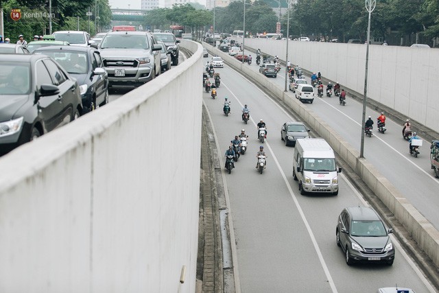 Người dân gặp khó khăn thế nào khi lưu thông qua hầm Kim Liên: Đường dốc và trơn, chạy vào là tay lái chao đảo - Ảnh 8. Người dân gặp khó khăn thế nào khi lưu thông qua hầm Kim Liên: Đường dốc và trơn, chạy vào là tay lái chao đảo - Ảnh 8.