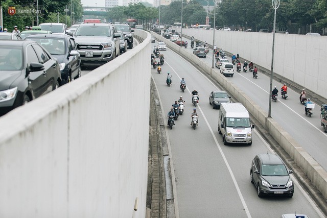 Người dân gặp khó khăn thế nào khi lưu thông qua hầm Kim Liên: Đường dốc và trơn, chạy vào là tay lái chao đảo - Ảnh 8.