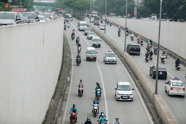 Người dân gặp khó khăn thế nào khi lưu thông qua hầm Kim Liên: Đường dốc và trơn, chạy vào là tay lái chao đảo - Ảnh 10.