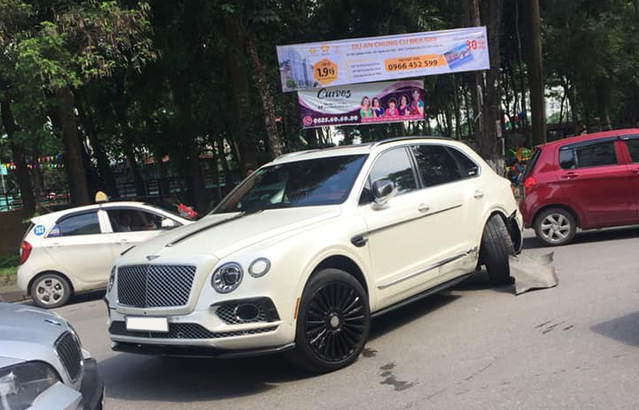 Bentley Bentayga độ Mansory độc nhất Việt Nam gãy bánh sau pha va chạm với taxi - Ảnh 1.