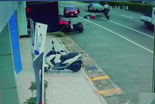 Nam thanh niên người Việt ở Đài Loan tử vong khi tham gia giao thông vì sự bất cẩn nhiều tài xế ô tô mắc phải - Ảnh 4.