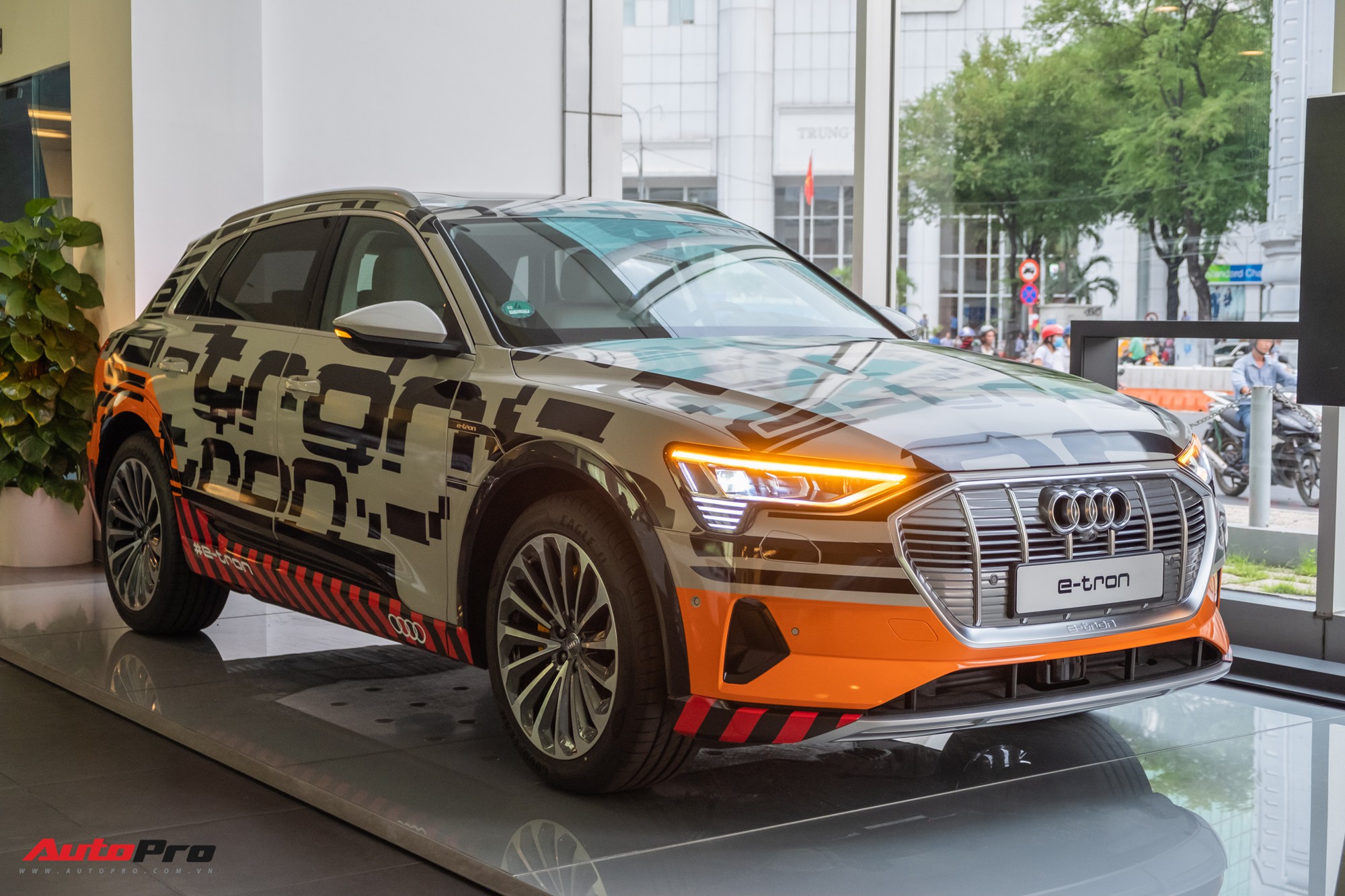 Audi e-tron sẽ chính thức xuất hiện tại Việt Nam vào năm 2024 với tính năng vượt trội và khả năng tiết kiệm năng lượng. Với sự phát triển của công nghệ, chiếc xe này sẽ là sự lựa chọn hàng đầu cho những người yêu thích công nghệ và cuộc sống bền vững, và sẽ mang lại nhiều trải nghiệm mới cho những người sở hữu.