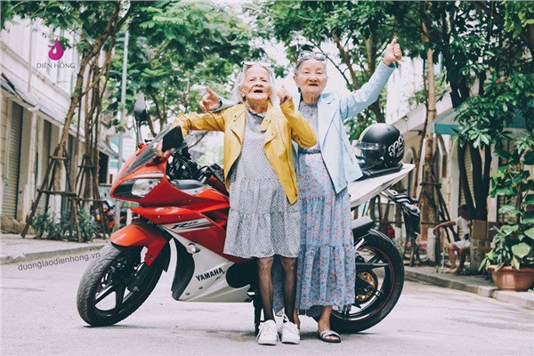 Hai cụ bà U90 Hà thành tạo dáng bên xe phân khối lớn, nhiều người trầm trồ: Bọn cháu thấy các bà quá ngầu luôn - Ảnh 8. Hai cụ bà U90 Hà thành tạo dáng bên xe phân khối lớn, nhiều người trầm trồ: Bọn cháu thấy các bà quá ngầu luôn - Ảnh 8.