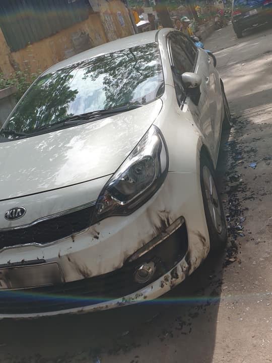 Đỗ xe chặn hết nửa con ngõ, Kia Rio bị đốt không thương tiếc tại Hà Nội - Ảnh 2. Đỗ xe chặn hết nửa con ngõ, Kia Rio bị đốt không thương tiếc tại Hà Nội - Ảnh 2.