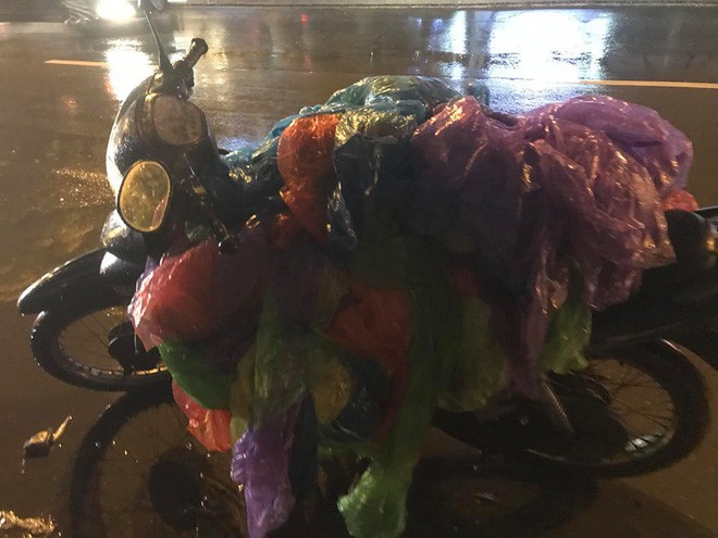 Câu chuyện về chiếc xe cầu vồng của cô gái trẻ sau cơn mưa Hà Nội khiến người ta vừa giận, vừa thấy đáng yêu - Ảnh 1. Câu chuyện về chiếc xe cầu vồng của cô gái trẻ sau cơn mưa Hà Nội khiến người ta vừa giận, vừa thấy đáng yêu - Ảnh 1.