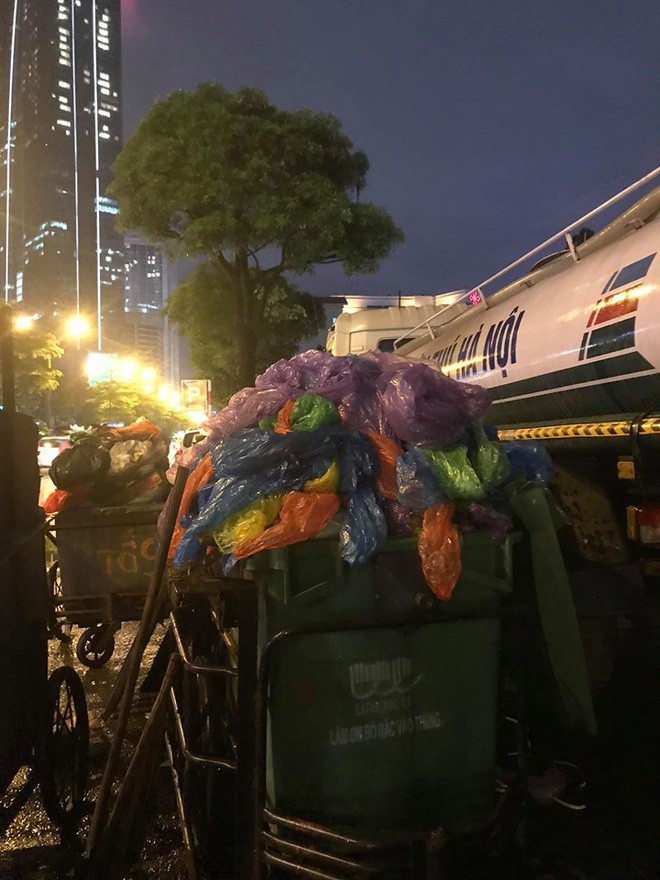 Câu chuyện về chiếc xe cầu vồng của cô gái trẻ sau cơn mưa Hà Nội khiến người ta vừa giận, vừa thấy đáng yêu - Ảnh 2. Câu chuyện về chiếc xe cầu vồng của cô gái trẻ sau cơn mưa Hà Nội khiến người ta vừa giận, vừa thấy đáng yêu - Ảnh 2.