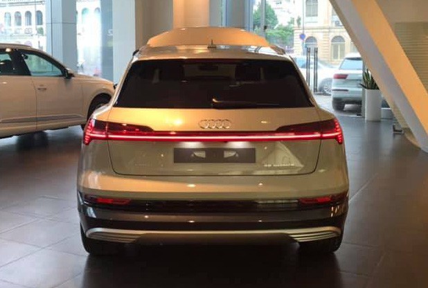 Audi e-tron đầu tiên về Việt Nam: Dùng động cơ điện, bản tiêu chuẩn nên không có gương camera - Ảnh 4. Audi e-tron đầu tiên về Việt Nam: Dùng động cơ điện, bản tiêu chuẩn nên không có gương camera - Ảnh 4.