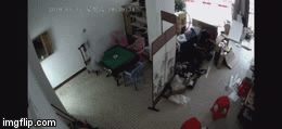 Clip: Kinh hoàng pin xe điện bất ngờ phát nổ như pháo khi đang được sạc trong nhà - Ảnh 2. Clip: Kinh hoàng pin xe điện bất ngờ phát nổ như pháo khi đang được sạc trong nhà - Ảnh 2.