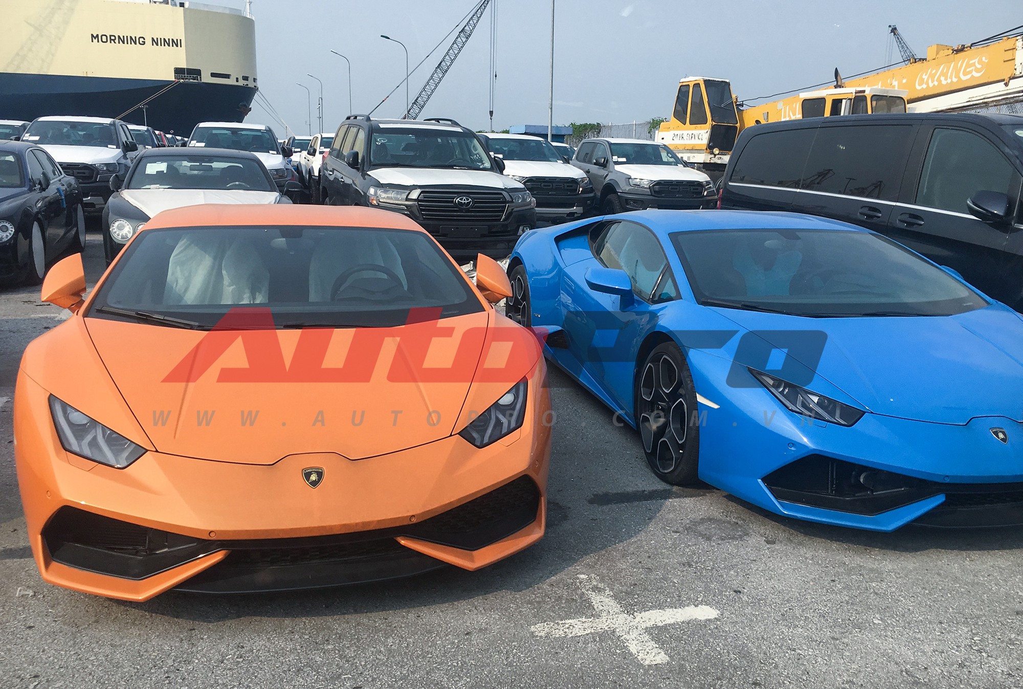 Cặp đôi Lamborghini Huracan LP610-4 chính hãng giá hơn 40 tỷ đồng nằm tại  cảng Hải Phòng nhiều năm tháng chờ khách hàng