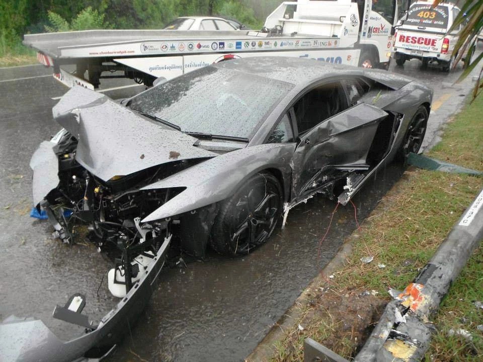 Người đàn ông lái siêu xe Lamborghini Aventador gây tai nạn trên đường đến  đám tang của cha mình