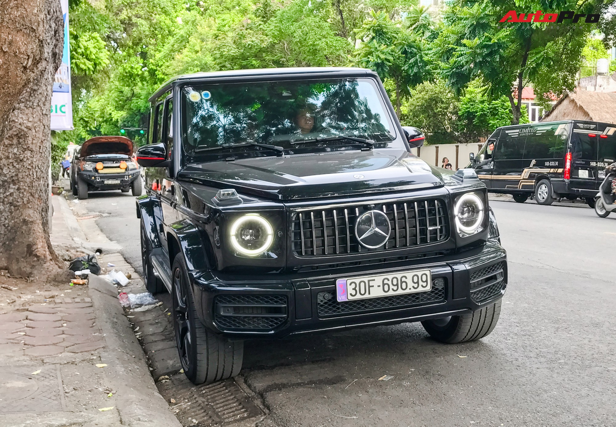 Mercedes-AMG G63: chiếc xe đang làm mưa làm gió trong giới dân chơi tại Hà Thành, và biển số lộc mãi của nó chính là minh chứng. Hãy xem hình ảnh để cảm nhận sự mạnh mẽ và đẳng cấp của chiếc xe này.