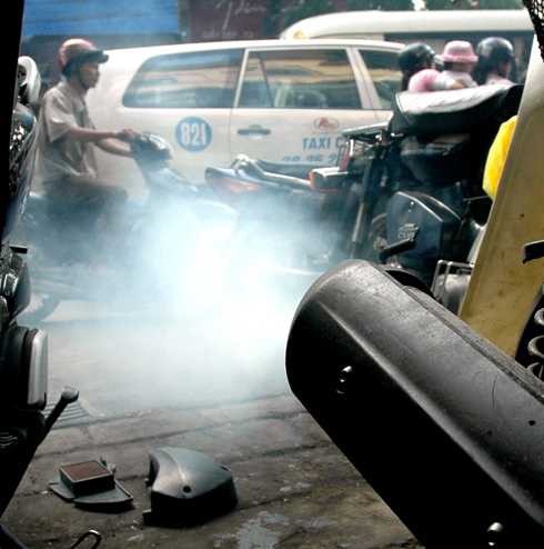Nhận diện bệnh của xe máy qua màu khói và tiếng kêu của ống pô - Ảnh 1.