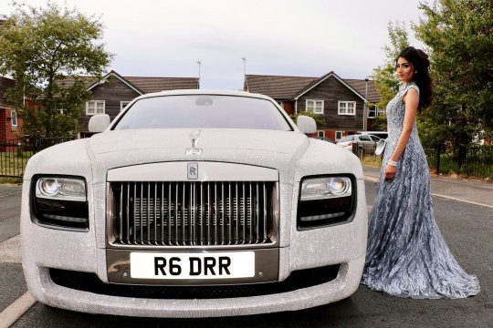 Nữ sinh thuê Rolls-Royce Ghost đính 4 triệu viên pha lê đến lễ tốt nghiệp - Ảnh 1.