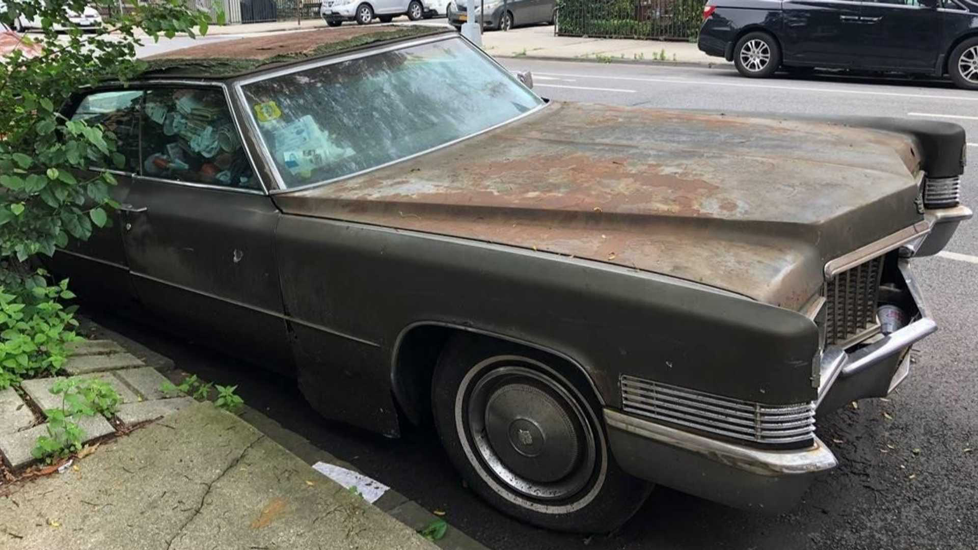 An abandoned Cadillac on the sidewalk for 25 years is about to be removed - Photo 1. An abandoned Cadillac on the sidewalk for 25 years is about to be removed - Photo 1.