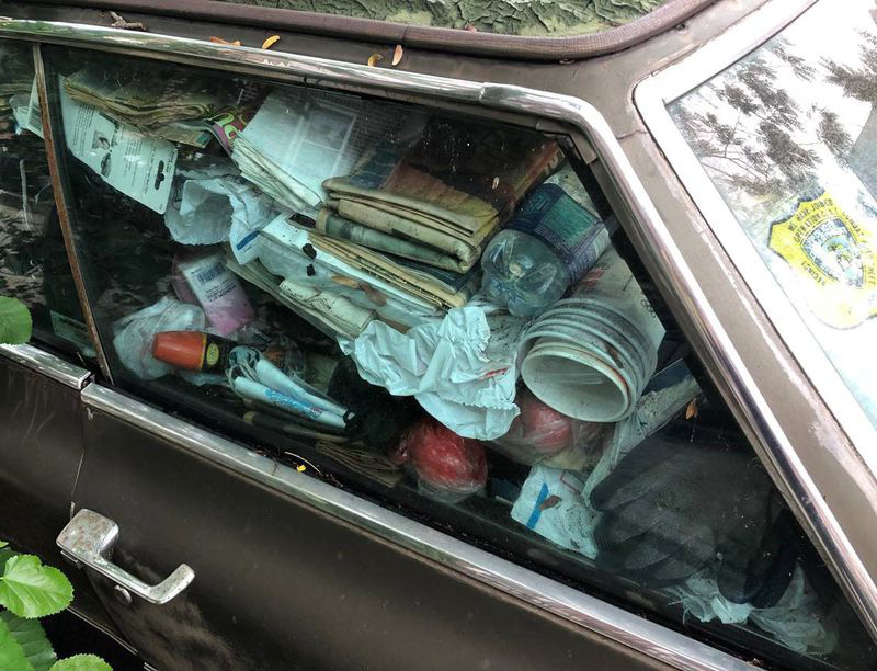 An abandoned Cadillac on the sidewalk for 25 years is about to be removed - Photo 2. An abandoned Cadillac on the sidewalk for 25 years is about to be removed - Photo 2.