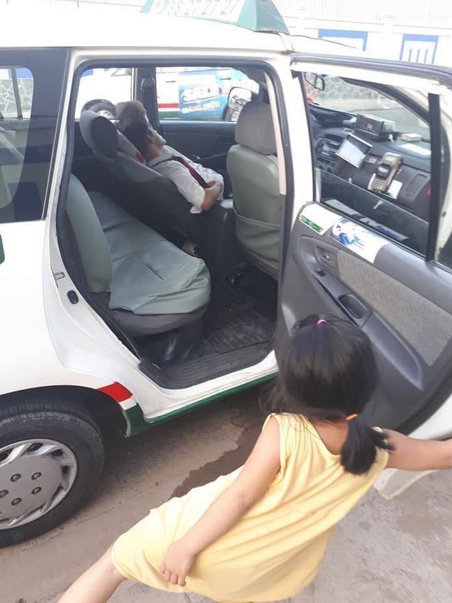 Cô bé nô đùa bên đường và câu nói vọng ra từ taxi của tài xế khiến người đi đường sững lại - Ảnh 1. Cô bé nô đùa bên đường và câu nói vọng ra từ taxi của tài xế khiến người đi đường sững lại - Ảnh 1.