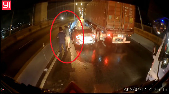 Tài xế container tung camera hành trình giúp đồng nghiệp gặp nạn và tâm sự gây tranh cãi - Ảnh 2. Tài xế container tung camera hành trình giúp đồng nghiệp gặp nạn và tâm sự gây tranh cãi - Ảnh 2.