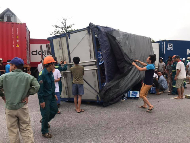 Hiện trường vụ tai nạn kinh hoàng khiến 6 người tử vong ở Hải Dương - Ảnh 2. Hiện trường vụ tai nạn kinh hoàng khiến 6 người tử vong ở Hải Dương - Ảnh 2.