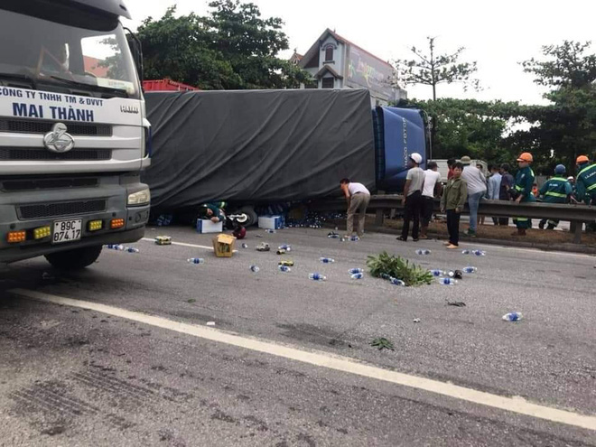 Hiện trường vụ tai nạn kinh hoàng khiến 6 người tử vong ở Hải Dương - Ảnh 3. Hiện trường vụ tai nạn kinh hoàng khiến 6 người tử vong ở Hải Dương - Ảnh 3.