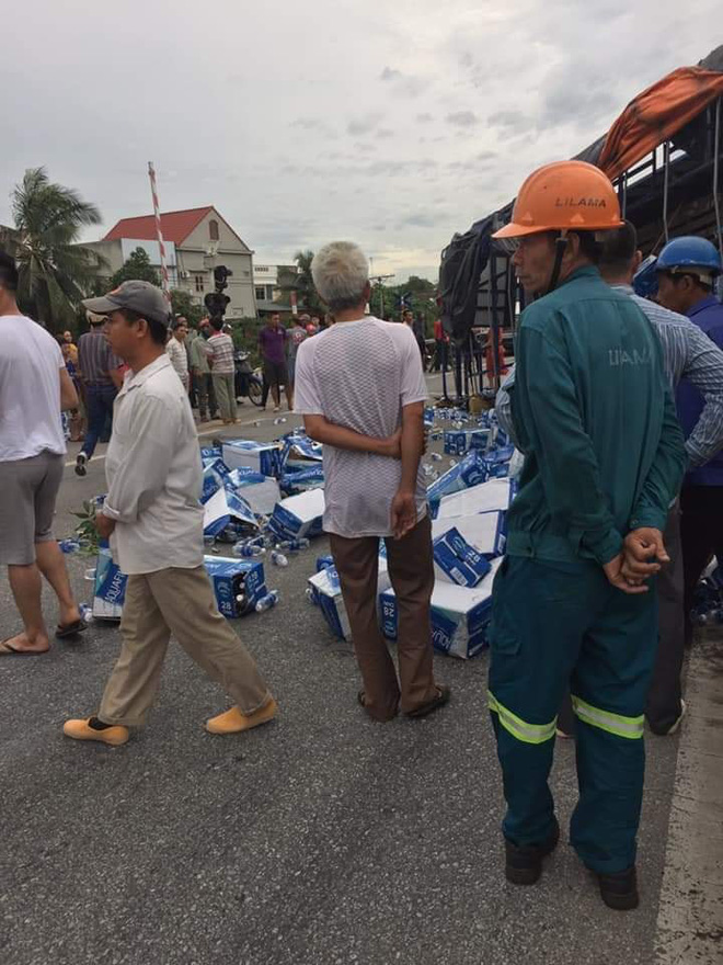 Hiện trường vụ tai nạn kinh hoàng khiến 6 người tử vong ở Hải Dương - Ảnh 4. Hiện trường vụ tai nạn kinh hoàng khiến 6 người tử vong ở Hải Dương - Ảnh 4.