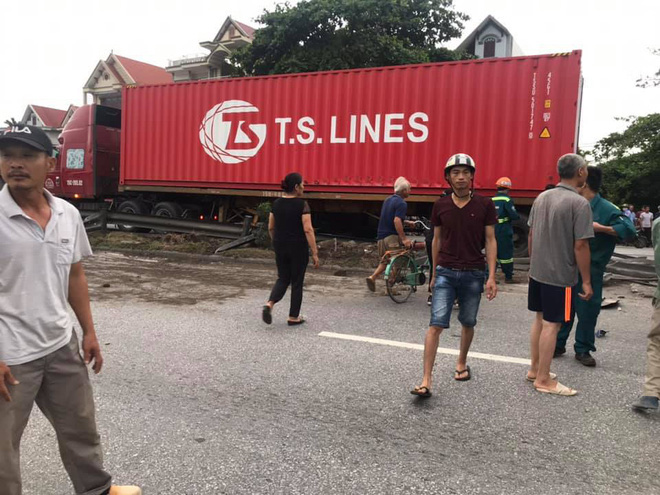 Hiện trường vụ tai nạn kinh hoàng khiến 6 người tử vong ở Hải Dương - Ảnh 5. Hiện trường vụ tai nạn kinh hoàng khiến 6 người tử vong ở Hải Dương - Ảnh 5.