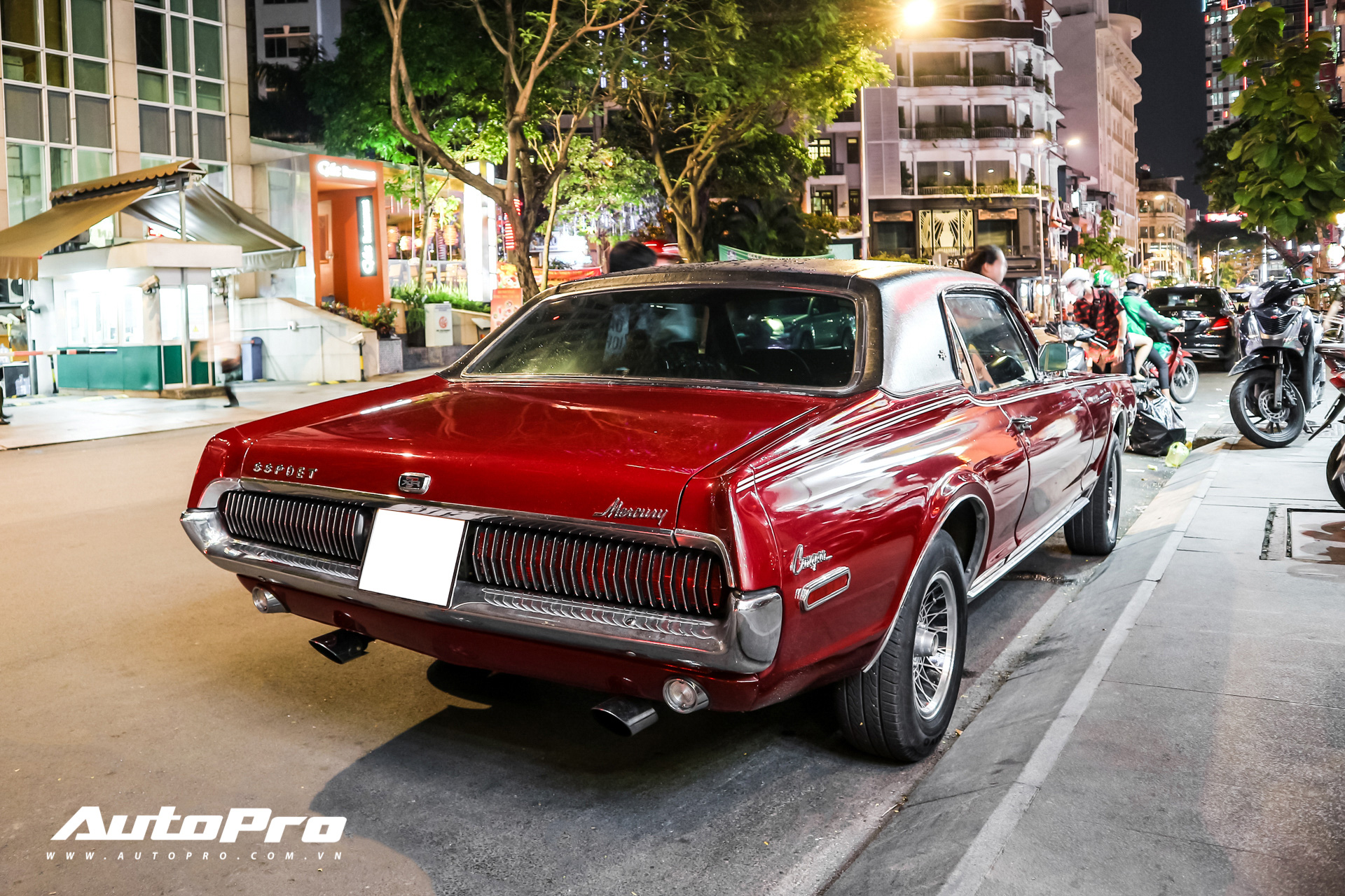 Spotted the latest billion-dollar old car of rapper Binz in Saigon - Photo 4. Spotted the latest billion-dollar old car of rapper Binz in Saigon - Photo 4.