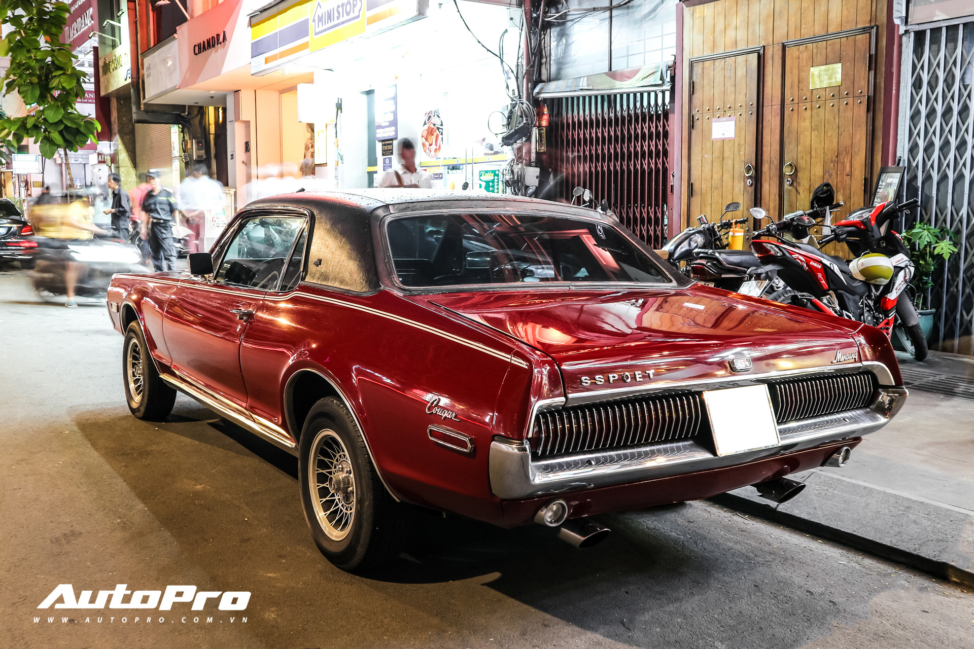 Spotted the latest billion-dollar old car of rapper Binz in Saigon - Photo 7. Spotted the latest billion-dollar old car of rapper Binz in Saigon - Photo 7.