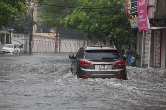 Người Hà Nội bì bõm trong cơn mưa lớn, nhiều tuyến phố ngập nặng  - Ảnh 8.