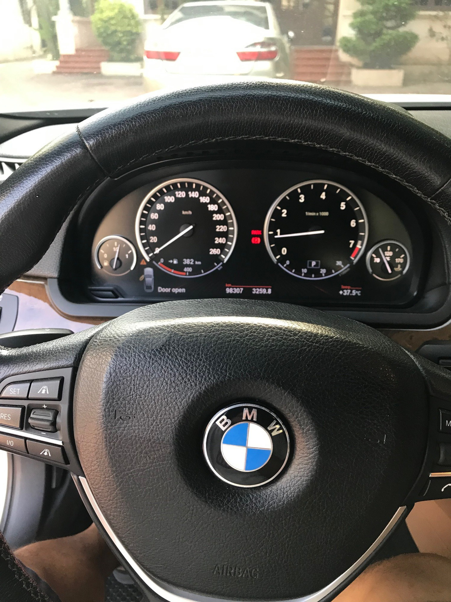 BMW 740Li sau gần 10 năm sử dụng có giá rẻ hơn 300 triệu đồng so với Toyota Camry thế hệ mới nhất - Ảnh 7. BMW 740Li sau gần 10 năm sử dụng có giá rẻ hơn 300 triệu đồng so với Toyota Camry thế hệ mới nhất - Ảnh 7.