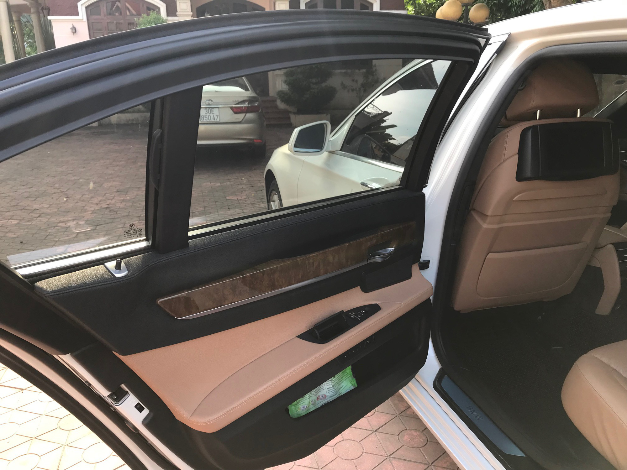 BMW 740Li sau gần 10 năm sử dụng có giá rẻ hơn 300 triệu đồng so với Toyota Camry thế hệ mới nhất - Ảnh 10. BMW 740Li sau gần 10 năm sử dụng có giá rẻ hơn 300 triệu đồng so với Toyota Camry thế hệ mới nhất - Ảnh 10.