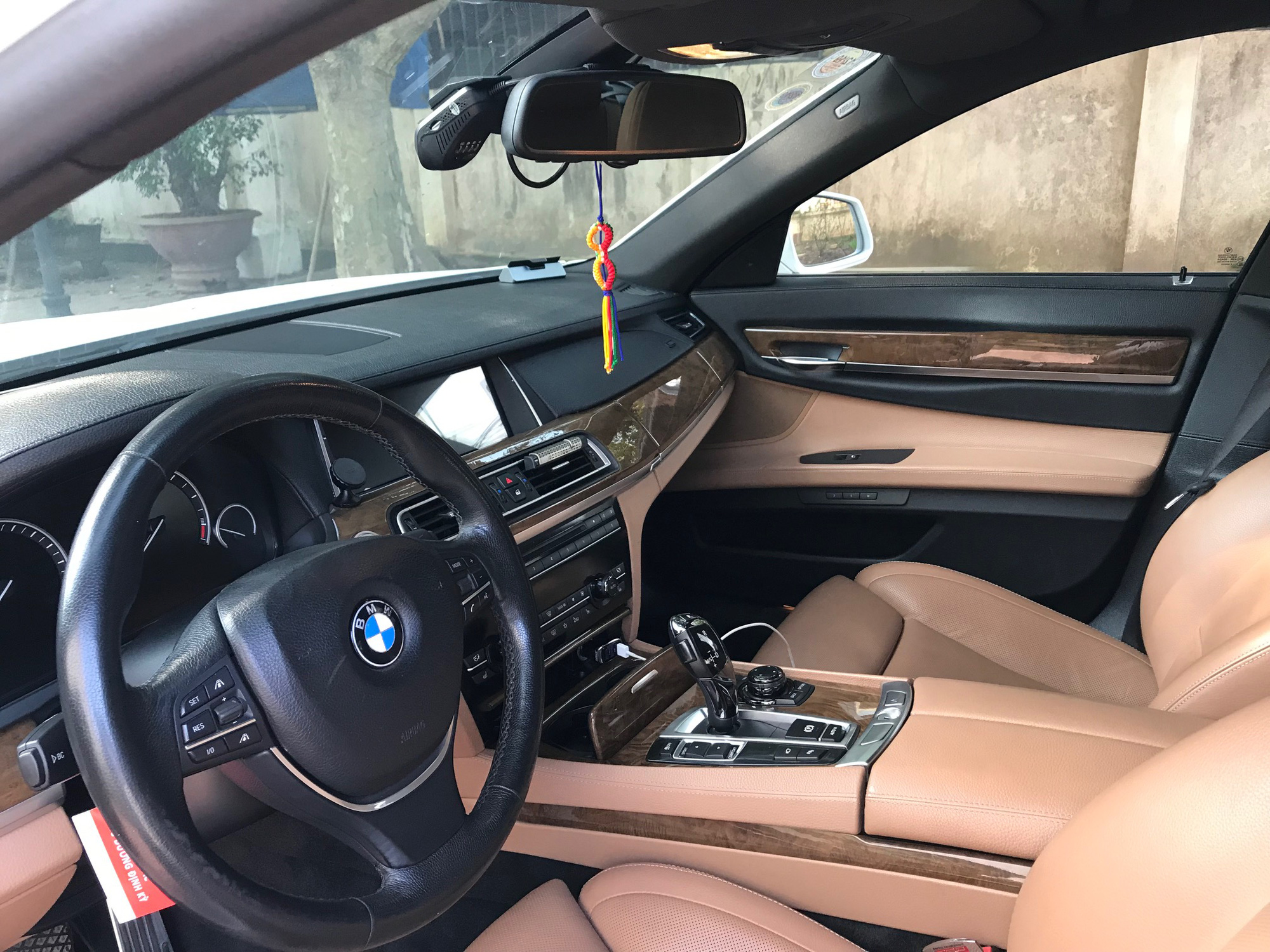 BMW 740Li sau gần 10 năm sử dụng có giá rẻ hơn 300 triệu đồng so với Toyota Camry thế hệ mới nhất - Ảnh 6. BMW 740Li sau gần 10 năm sử dụng có giá rẻ hơn 300 triệu đồng so với Toyota Camry thế hệ mới nhất - Ảnh 6.